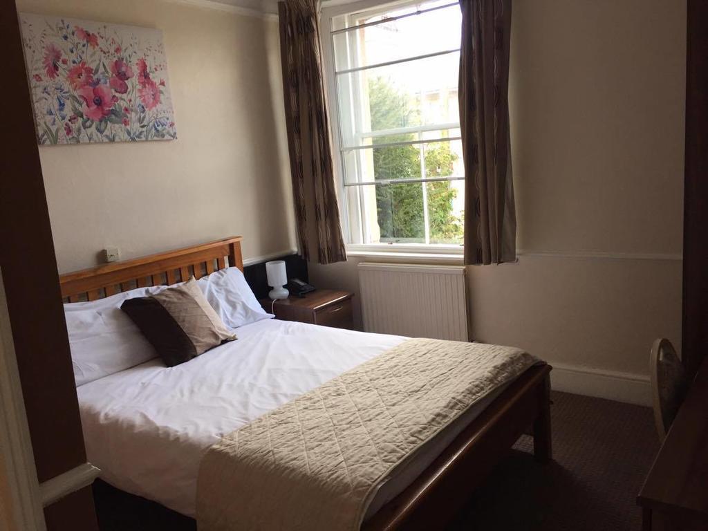 The Pines Guest Accommodation 奇彭纳姆 外观 照片