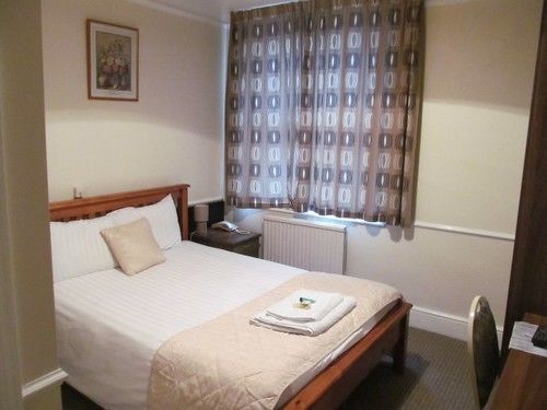 The Pines Guest Accommodation 奇彭纳姆 外观 照片