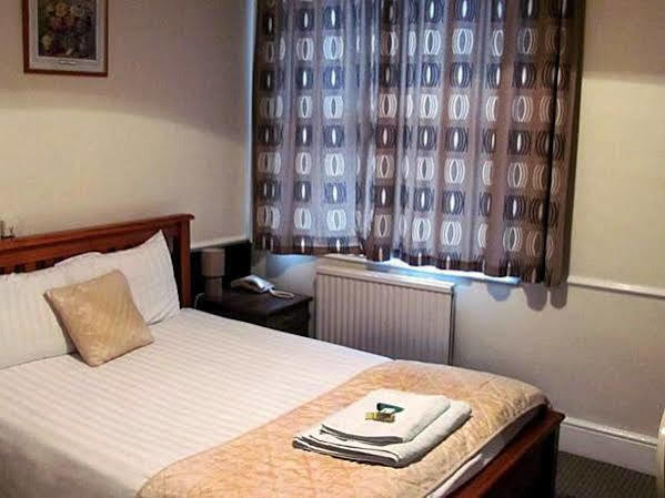 The Pines Guest Accommodation 奇彭纳姆 外观 照片